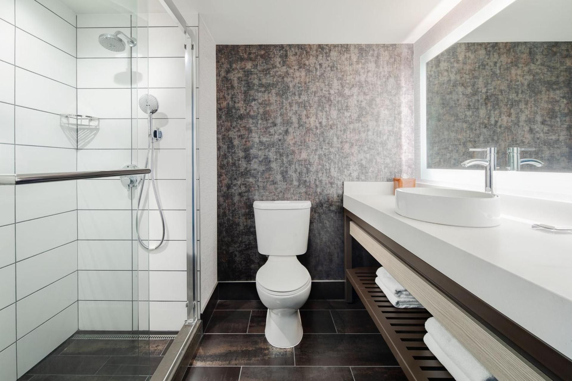 Queen Room with Two Queen Beds and Adapted Tub - Mobility Accessible