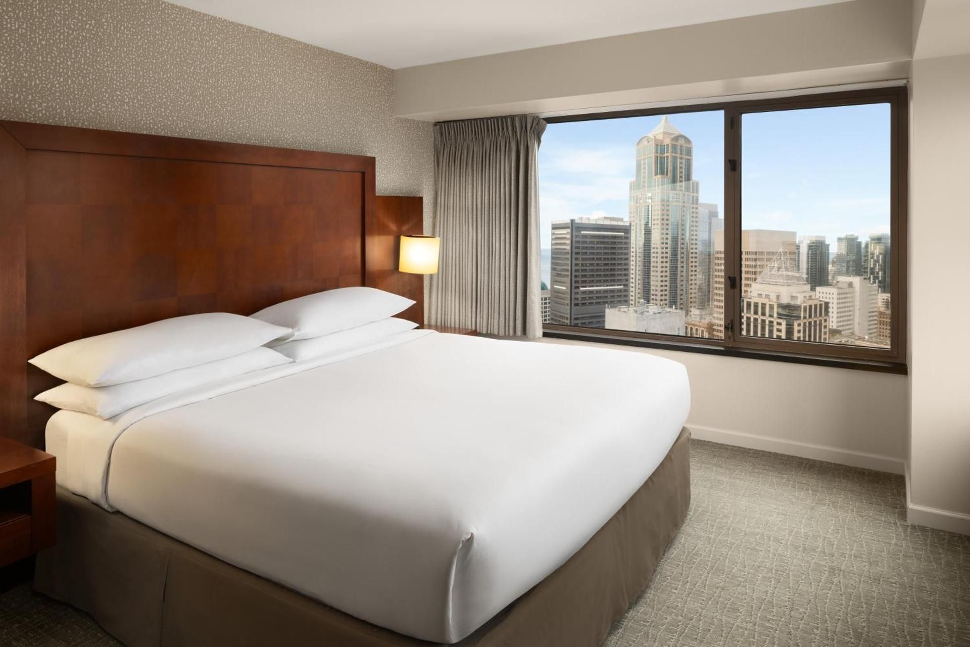 1 Bedroom Junior Suite, 1 King, Sofa bed, Corner room