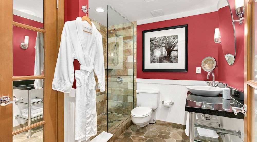 The Edgewater Hotel City View Queen 4