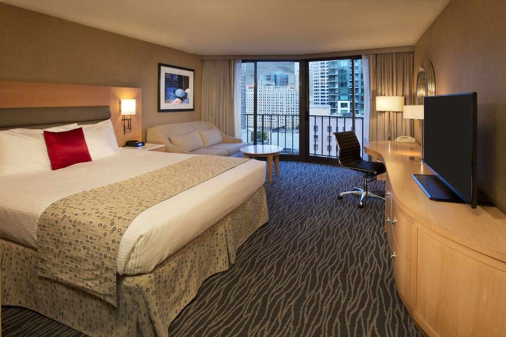 Warwick Seattle Standard Room, Balcony (Run of House) 3