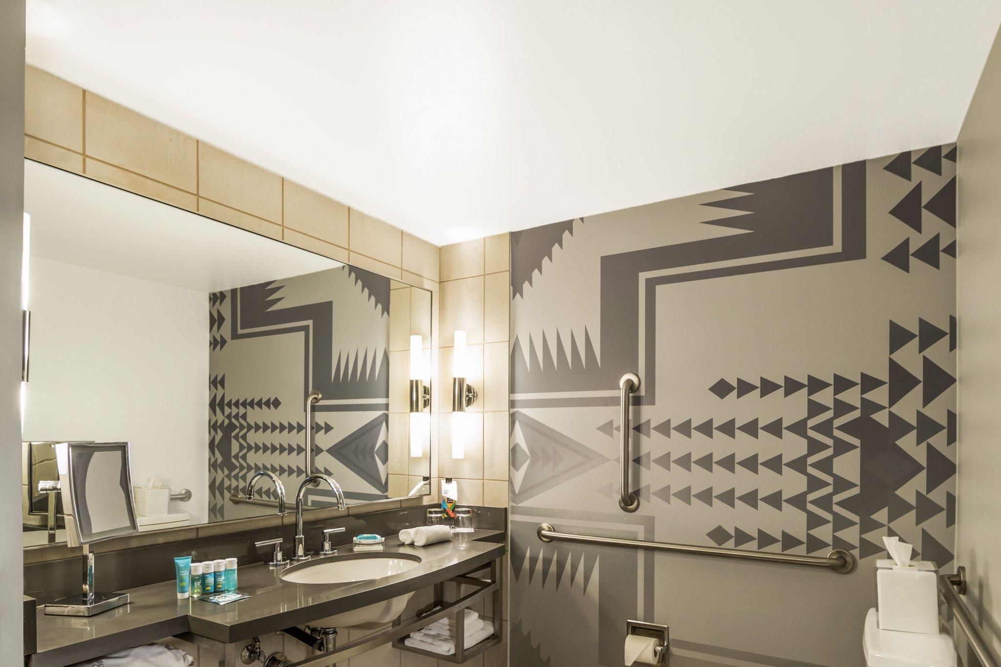 Cool Corner, Guest room, 1 King, Corner room, Low floor