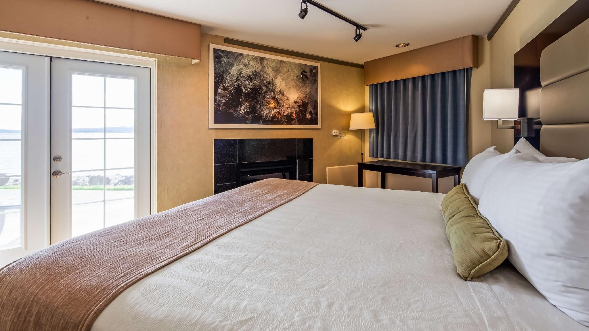 1 King Bed, Nonsmoking, Corner Room, Jetted Tub, Water View, Balcony