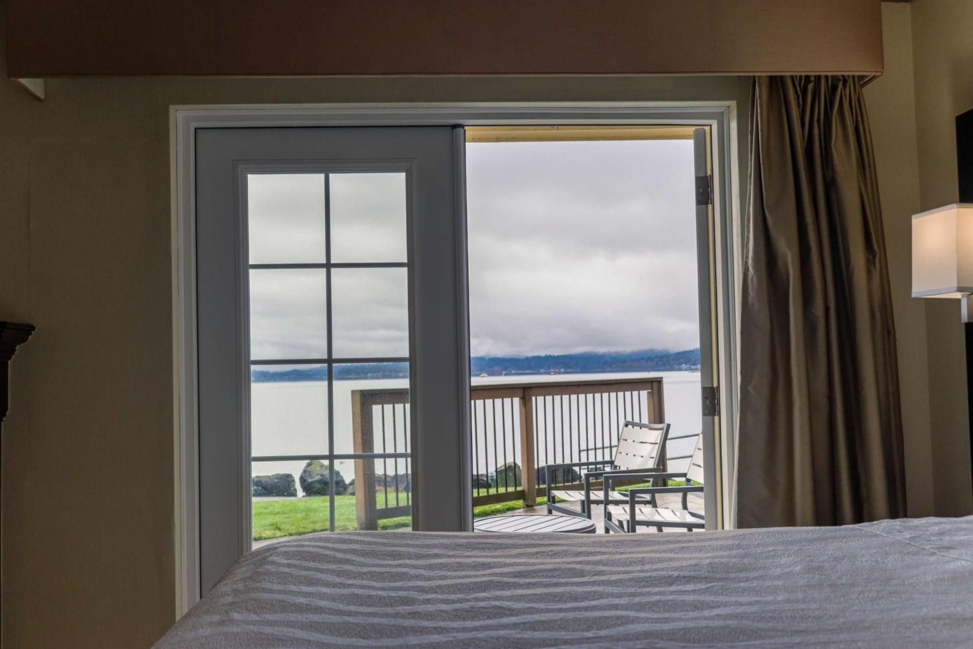 1 King Bed, Nonsmoking, Corner Room, Jetted Tub, Water View, Balcony