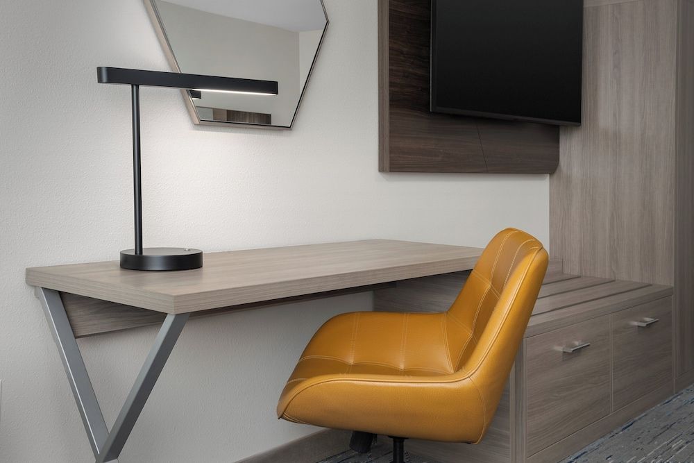 Room, 1 King Bed, Accessible (Communications, Roll-In Shower)