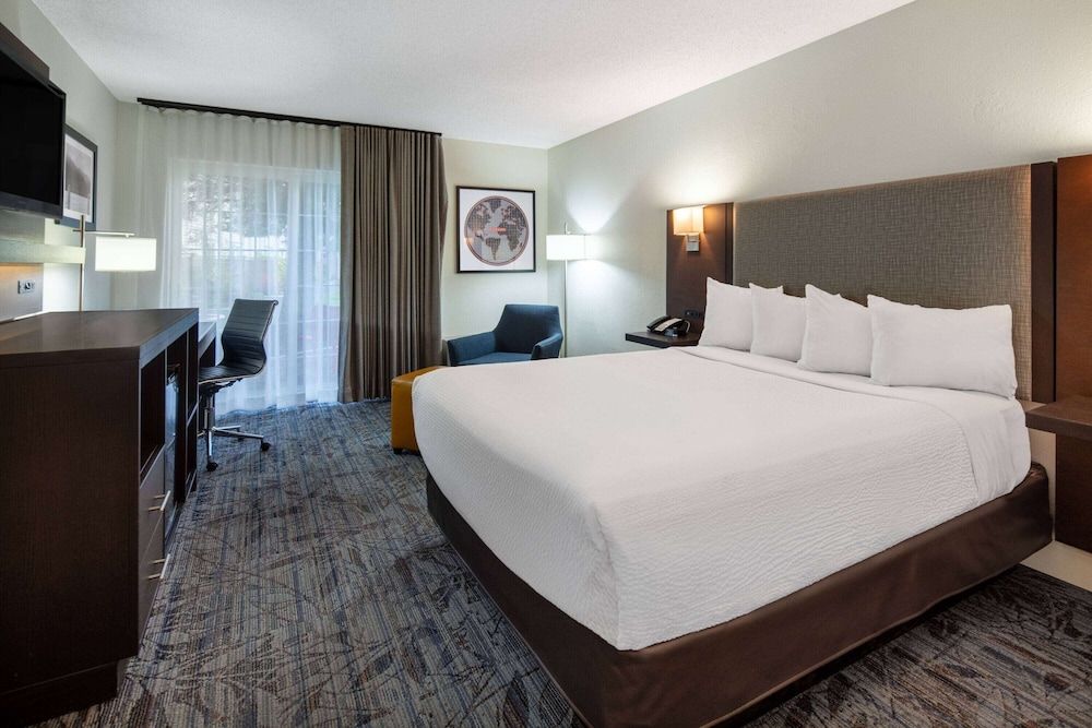 Deluxe Room, 1 Queen Bed, Accessible, Non Smoking (Mobility Accessible)