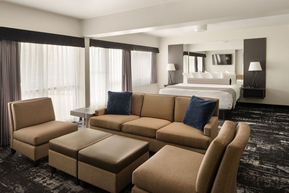 Centennial Hotel Spokane Suite, 1 King Bed, Balcony (Riverside) 3