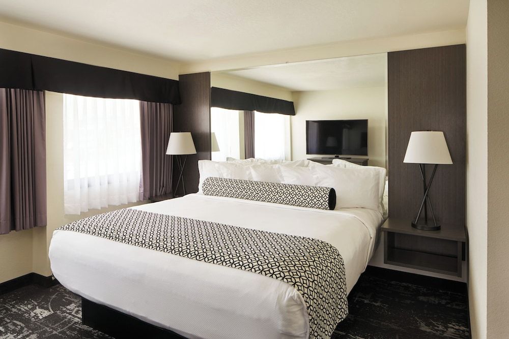 Centennial Hotel Spokane Deluxe Room, 1 King Bed, Mobility Accessible (Roll-in Shower) 3