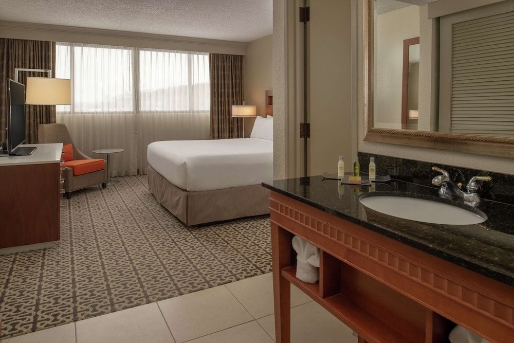 1 King 2 Rm Suite