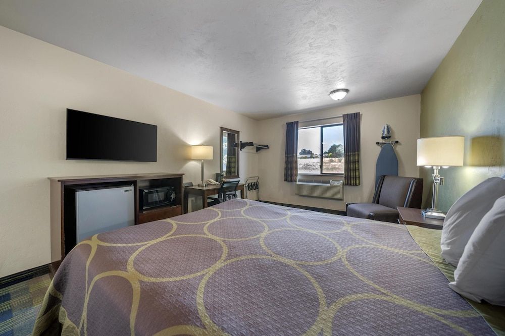 Standard Room, 1 Queen Bed, Non Smoking, Refrigerator & Microwave
