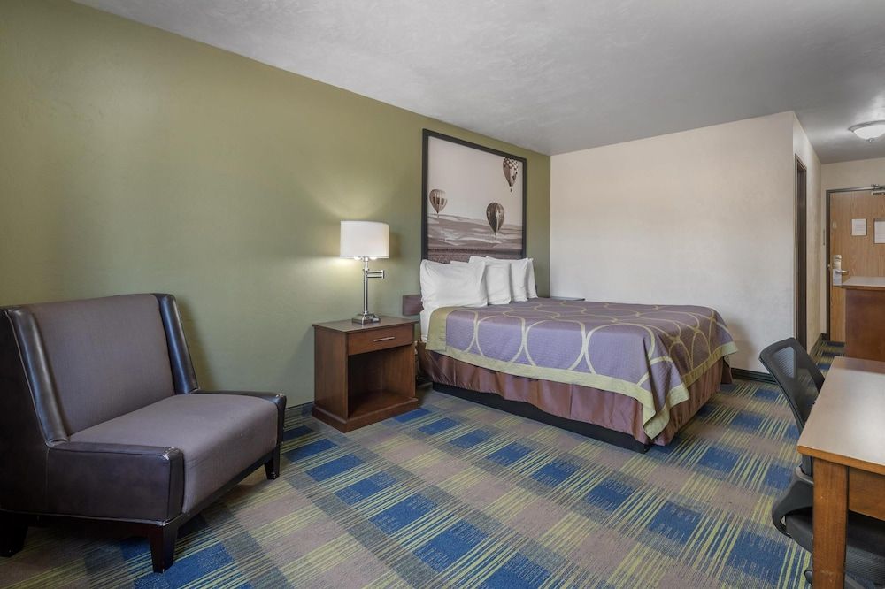 Standard Room, 1 Queen Bed, Non Smoking, Refrigerator & Microwave