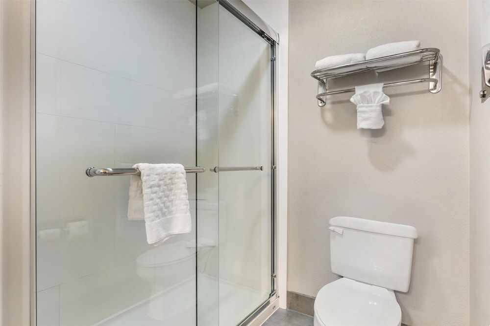 Best Western Plus Wenatchee Downtown Hotel Standard Room, 1 King Bed, Non Smoking, Microwave 2