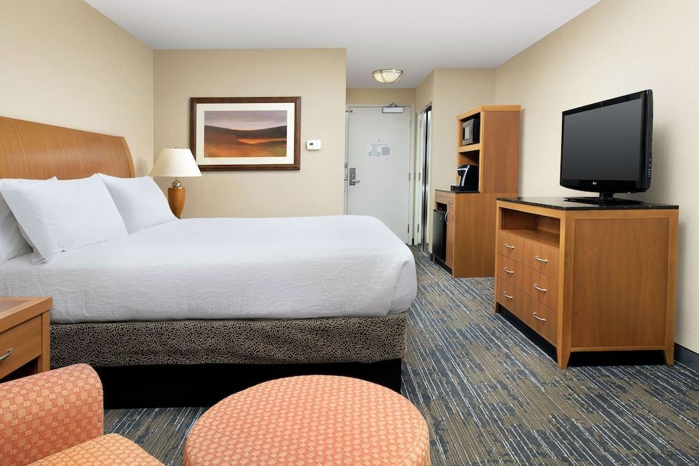 Room, 1 King Bed (With Drinks-Snacks)