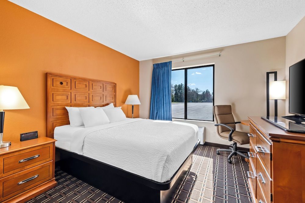 Room, 1 Queen Bed, Mobility Accessible, Non Smoking (Roll-In Shower)