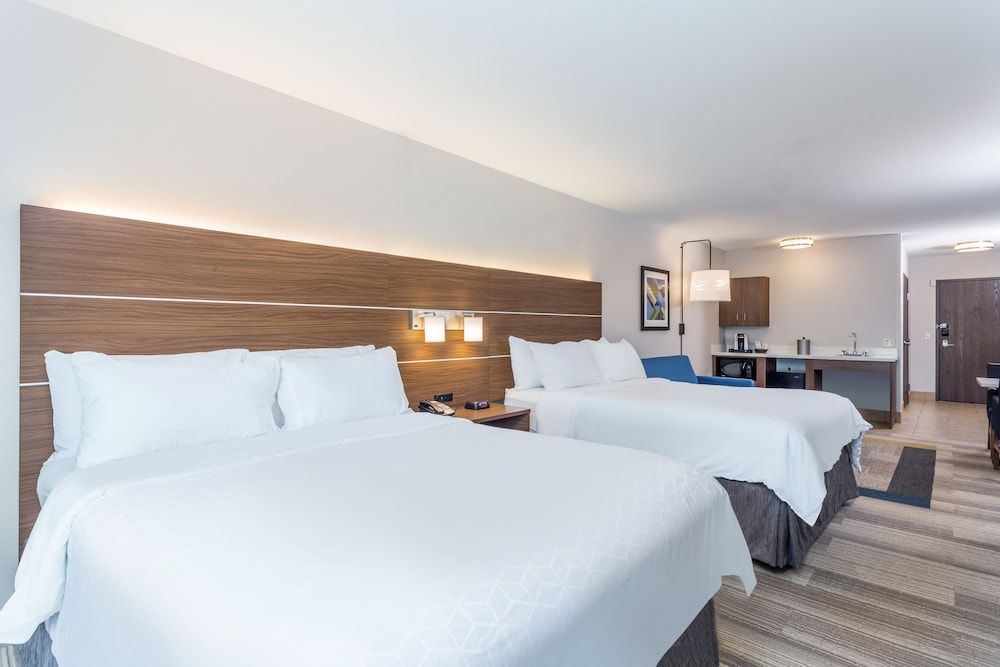 Suite, 2 Queen Beds (Wet Bar)