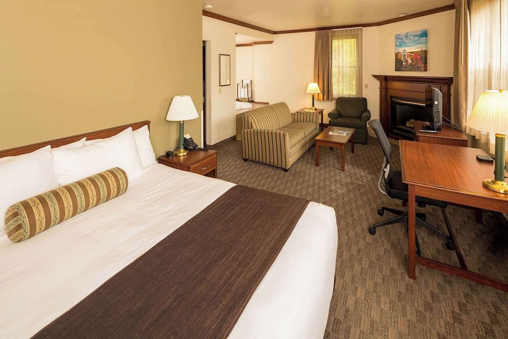 Suite, 1 King Bed, Non Smoking, Jetted Tub