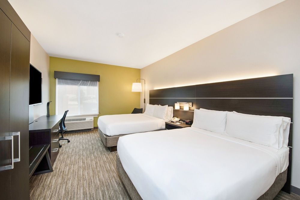 Standard Room, 2 Queen Beds, Roll-in Shower (Communications Accessible)