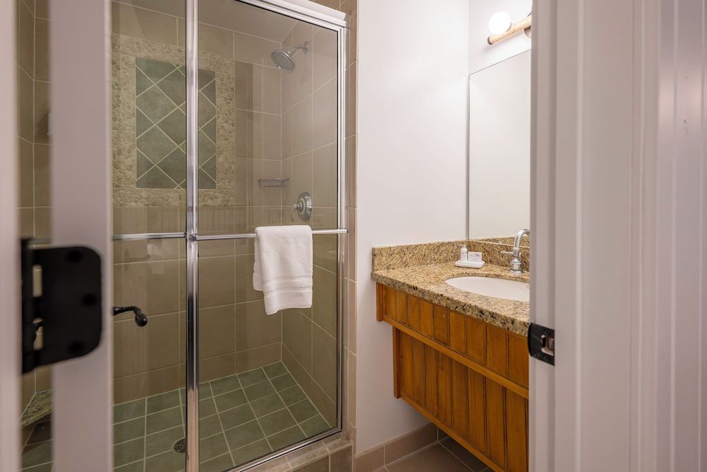 Lake Lawn Resort Standard 1 King - Lodges 5