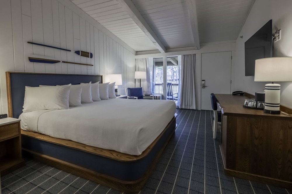 Lake Lawn Resort Standard 1 King - Lodges 3