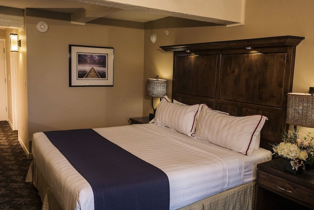 Lake Lawn Resort Standard 1 King - Lakewood