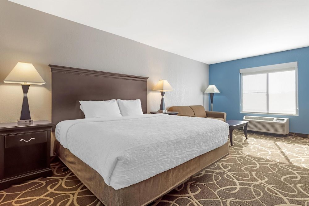 Suite, 1 King Bed with Sofa bed, Accessible, Non Smoking (Bathtub)