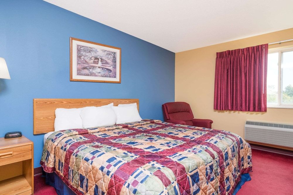 Room, 1 King Bed, Non Smoking, Refrigerator & Microwave