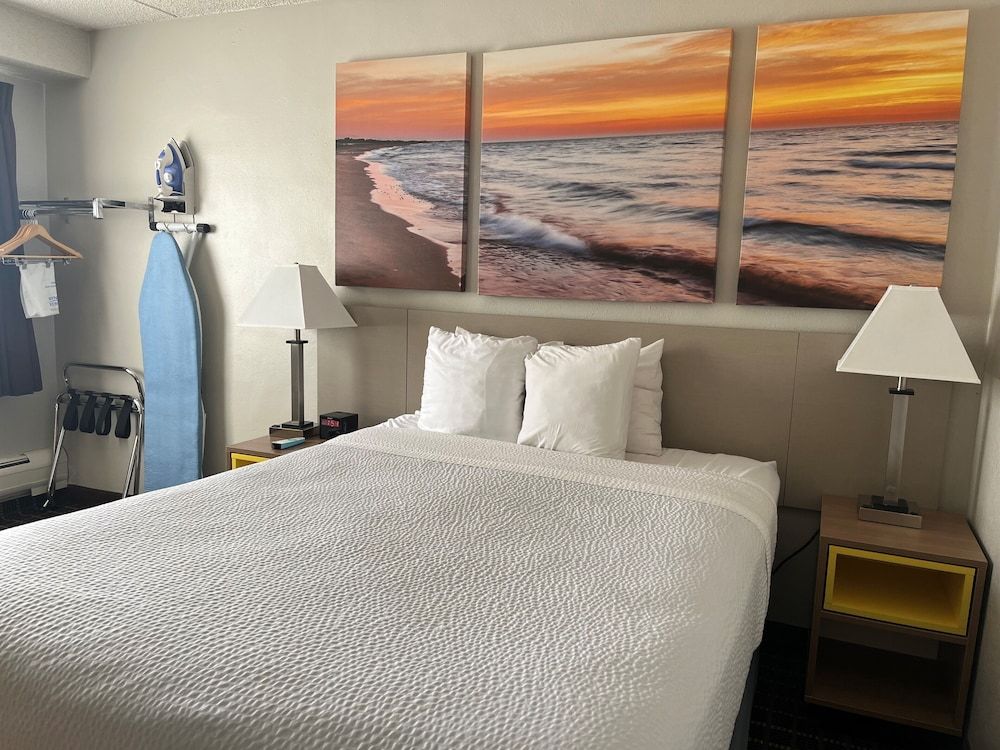 Room, 1 Queen Bed, Non Smoking, Poolside