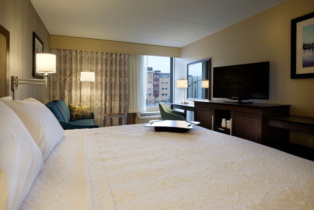 Studio, 1 King Bed, Accessible