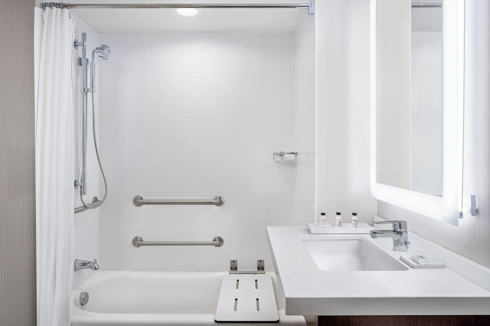 Standard Room, 1 King Bed (Mobility Accessible, Tub)