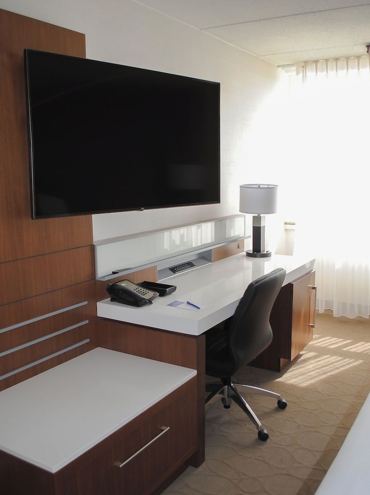 Standard Room, 1 King Bed (Mobility Accessible, Roll-In Shower)