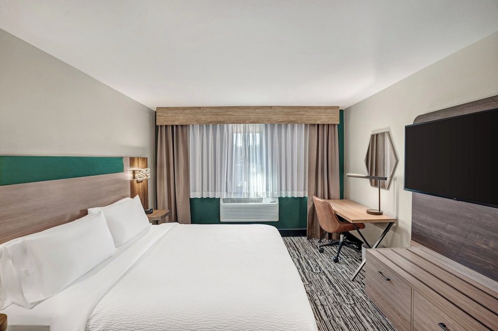 Suite, 1 King Bed, Lake View (Additional Living Area)