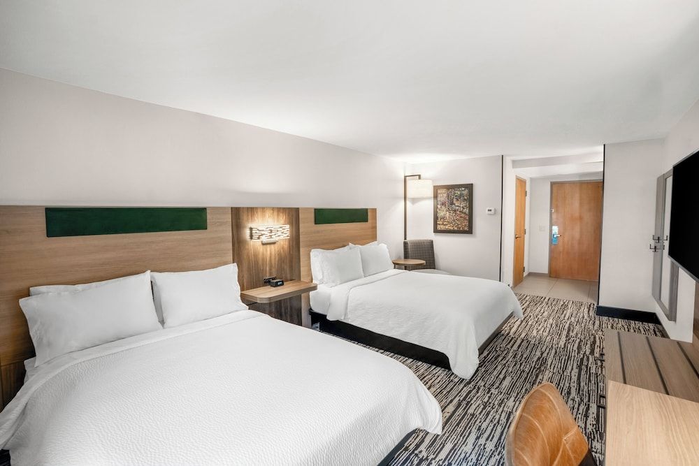 Room, 2 Queen Beds, Mobility Accessible, Lake View
