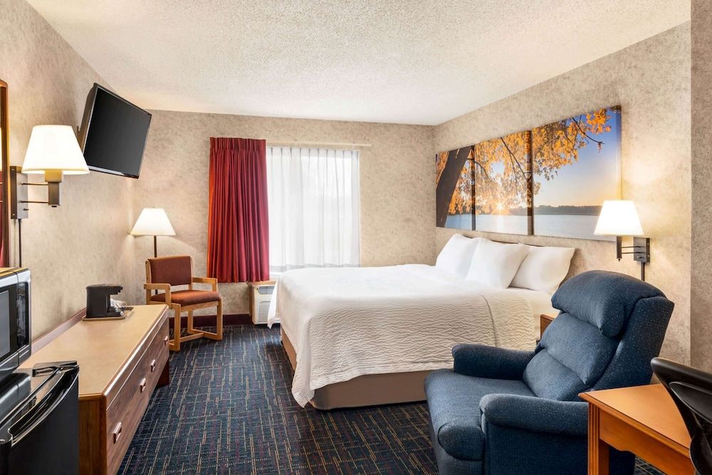 Business Room, 1 King Bed, Non Smoking (Pet Friendly)
