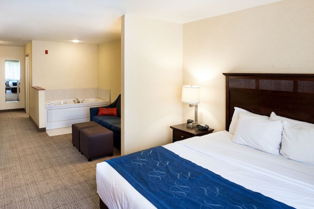 Suite, 1 King Bed with Sofa bed, Hot Tub