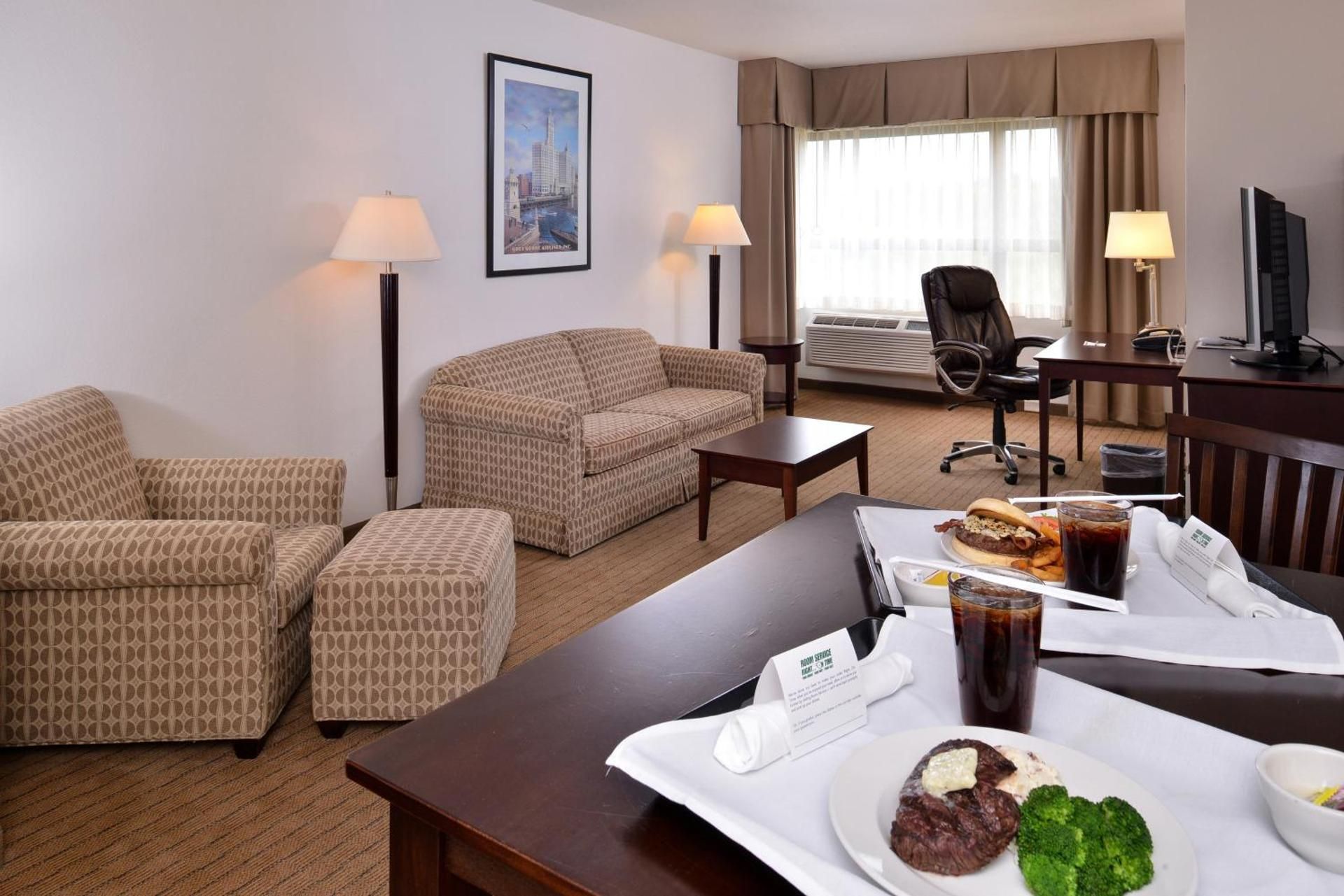 1 King Bed Suite Non-Smoking