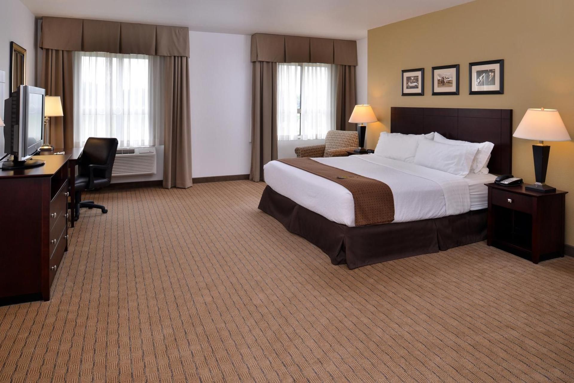 1 King Bed Suite Non-Smoking