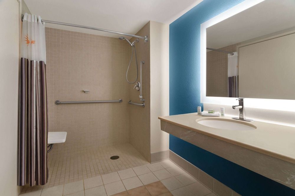 1 Full Bed, One-Bedroom, Mobility/Hearing Impaired Access, Deluxe Suite, NSMK