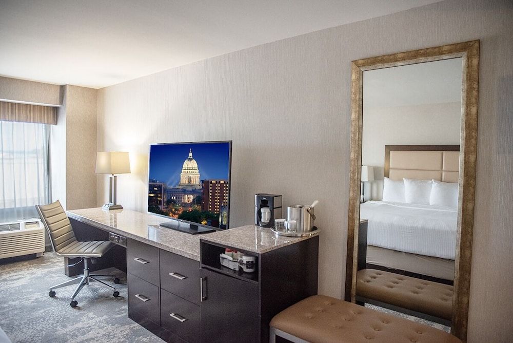 The Madison Concourse Hotel and Governor's Club Premier Room, 1 King Bed 4
