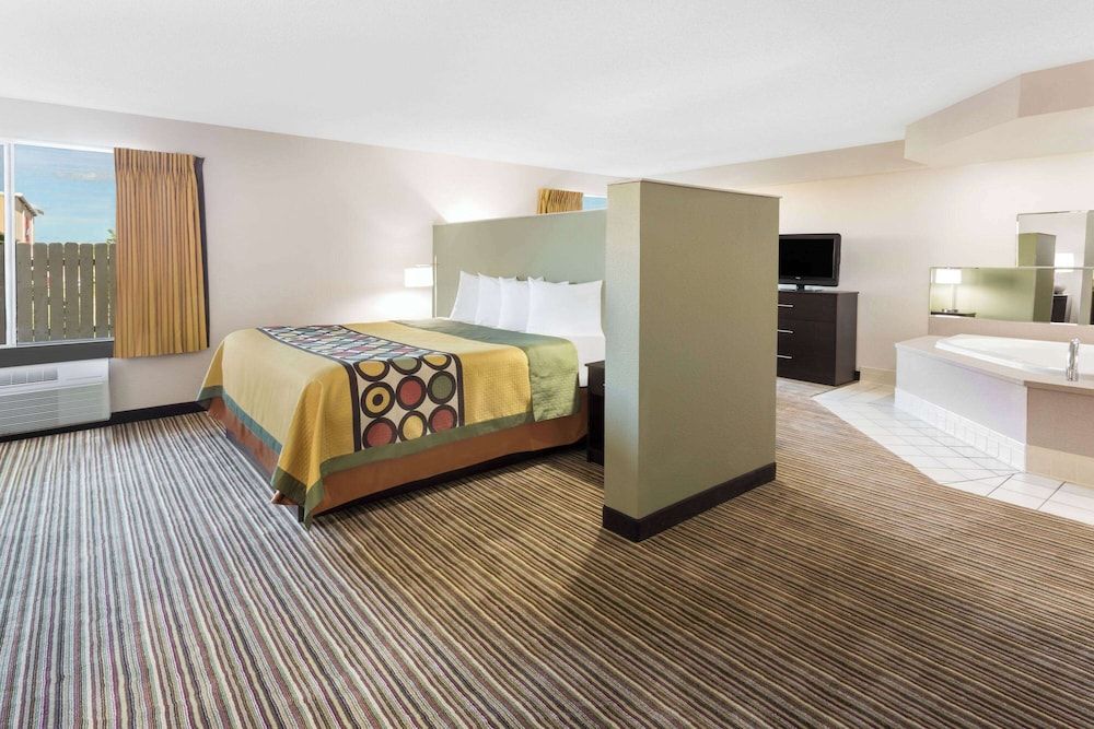 Studio Suite, 1 King Bed, Microwave