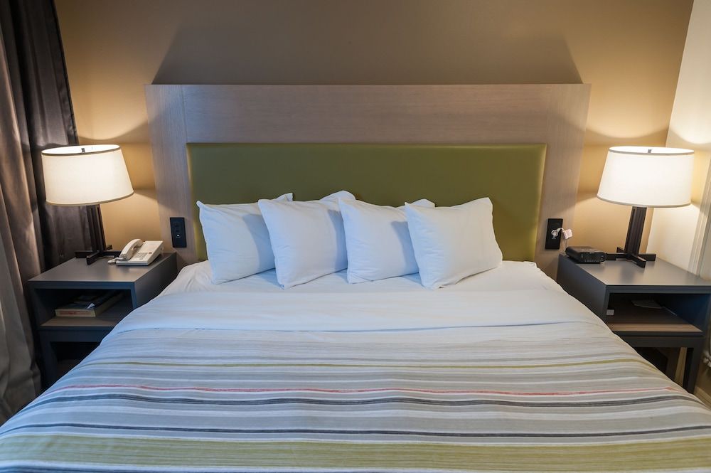 Room, 1 King Bed, Accessible, Non Smoking (Roll-in Shower)