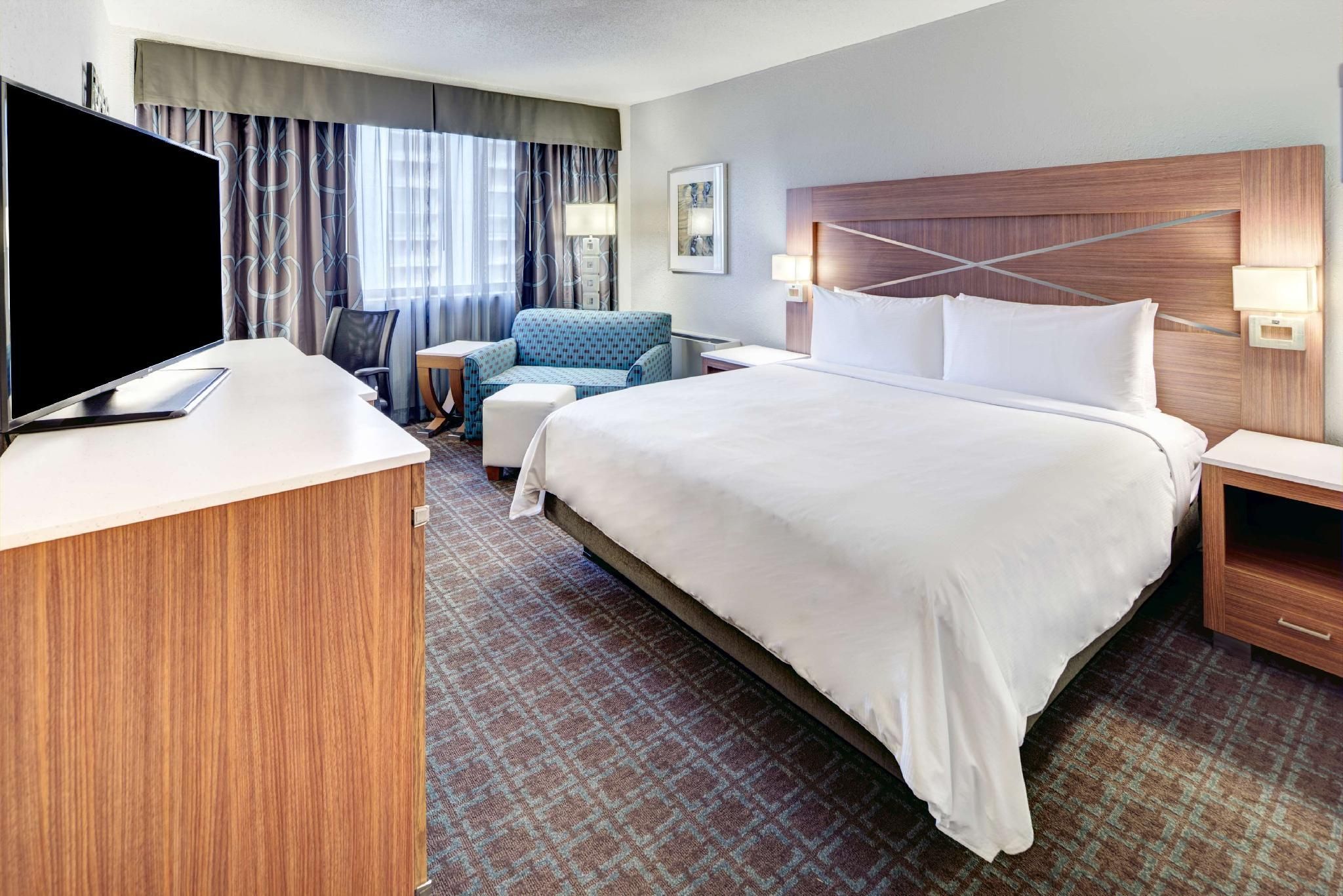 1 KING BED DELUXE - FRIDGE/MICRO - HIGH FLOOR