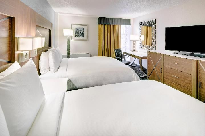2 QUEEN BEDS - FRIDGE/MICRO - COMP WIFI