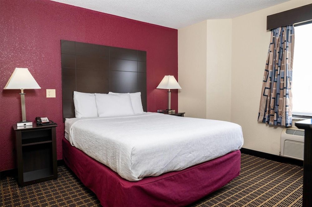 Room, 1 Queen Bed, Mobility Accessible, Non Smoking (Bathtub w/ Grab Bars)