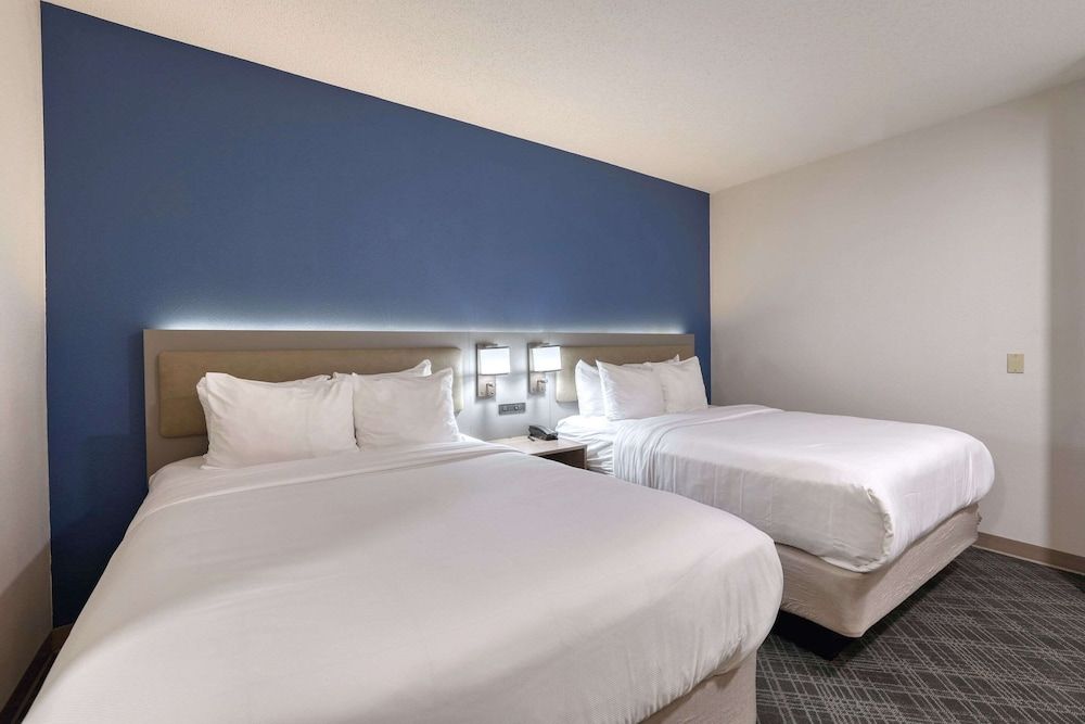 2 Queen Beds - Poolside