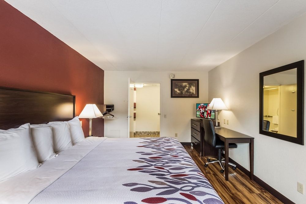 Red Roof Inn Milwaukee Airport Standard Room, 1 King Bed, Non Smoking 6