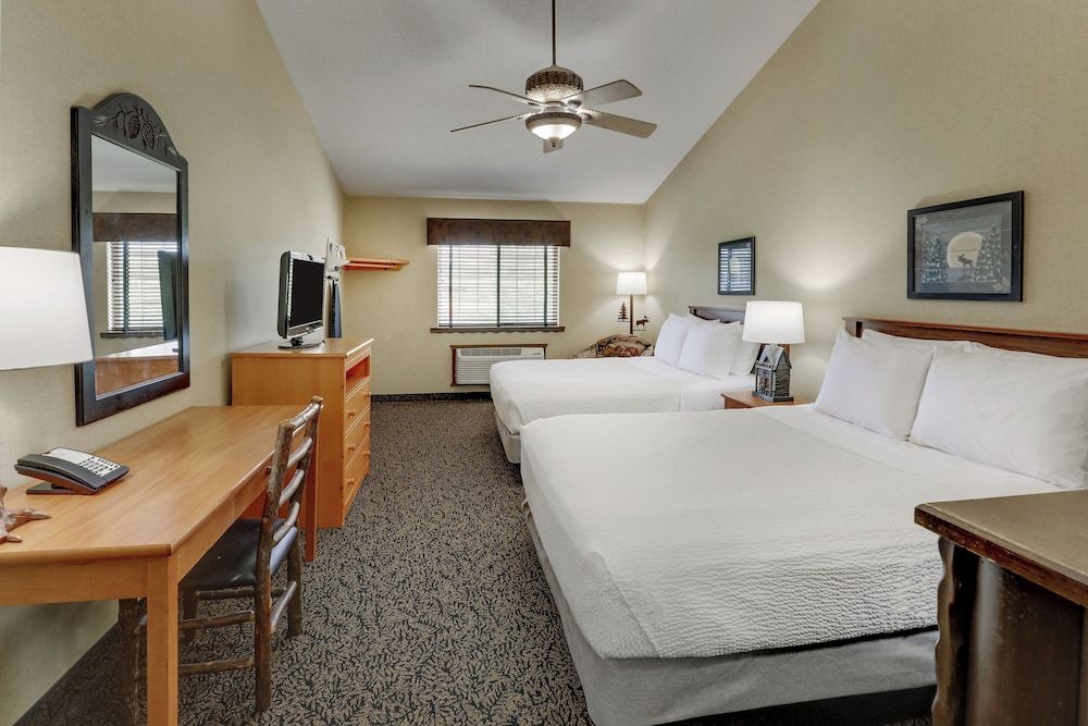 Stoney Creek Hotel La Crosse - Onalaska Deluxe Room, 2 Queen Beds 2