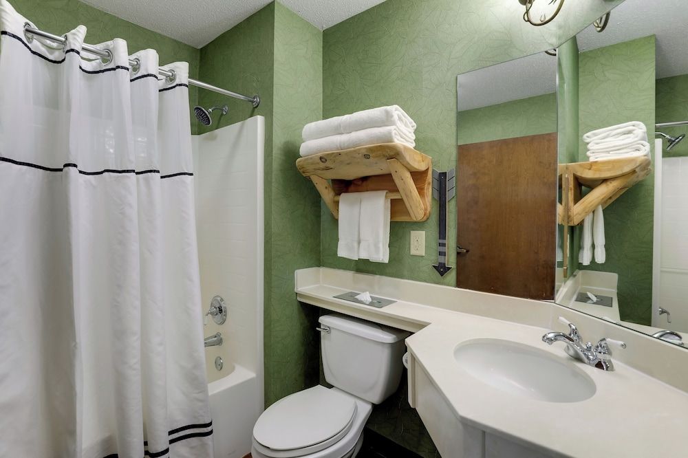 Stoney Creek Hotel La Crosse - Onalaska Deluxe Room, 2 Queen Beds 4