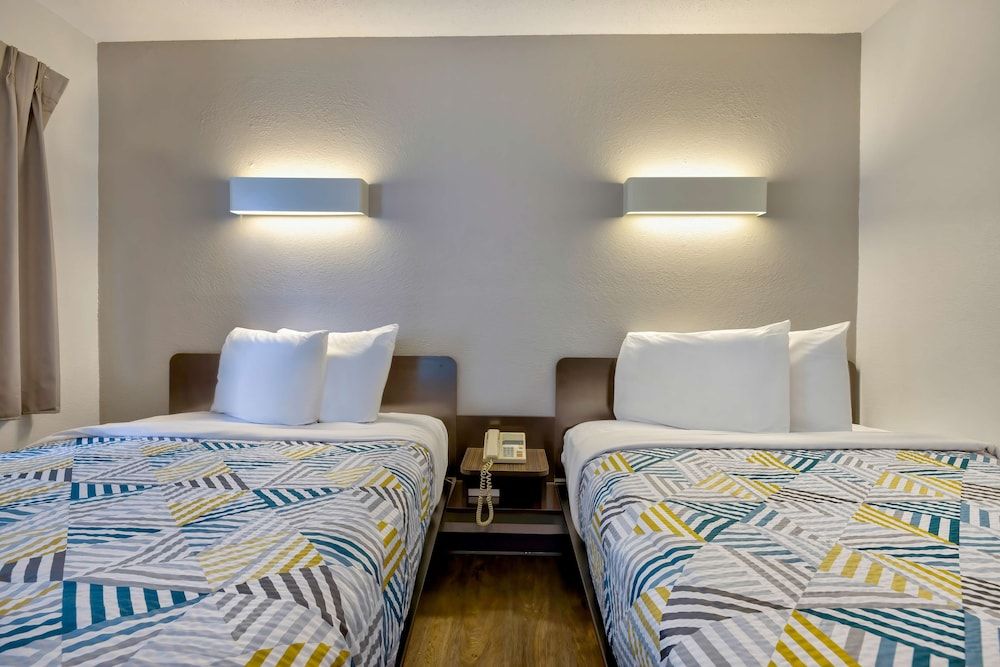 Motel 6 Oshkosh, WI Standard Room, 2 Double Beds, Accessible, Non Smoking 5