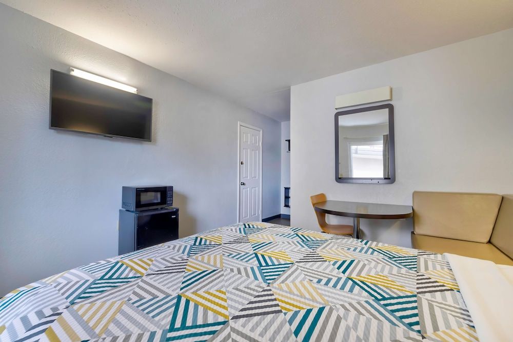 Motel 6 Oshkosh, WI Standard Room, 1 Queen Bed, Non Smoking 6