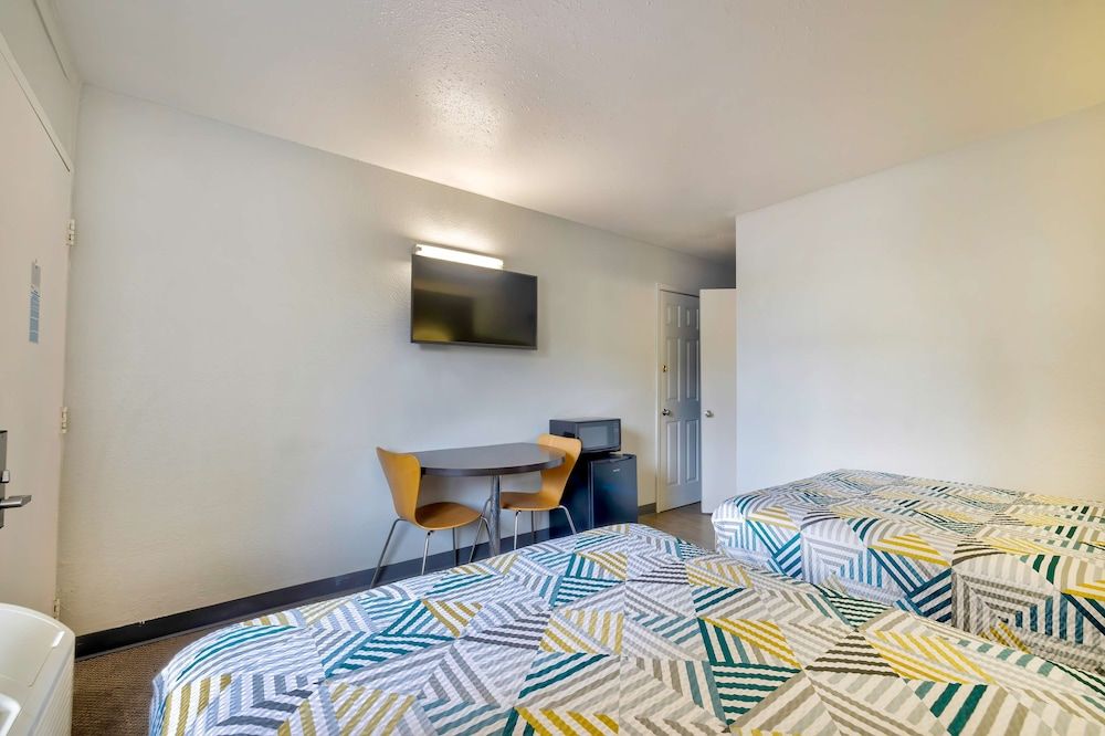 Motel 6 Oshkosh, WI Standard Room, 2 Double Beds, Accessible, Non Smoking 4