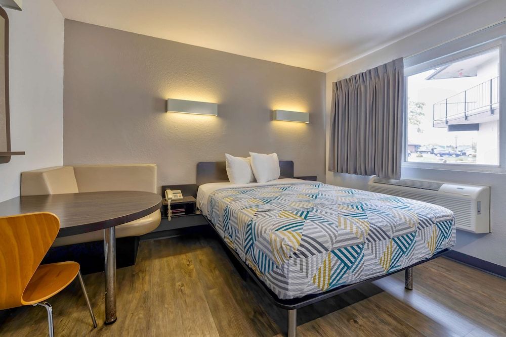 Motel 6 Oshkosh, WI Standard Room, 1 Queen Bed, Non Smoking 5